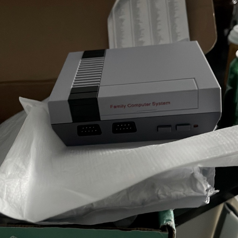 Mini Nintendo with 2 paddles and 620 games built-in comes with Manuel &game-list